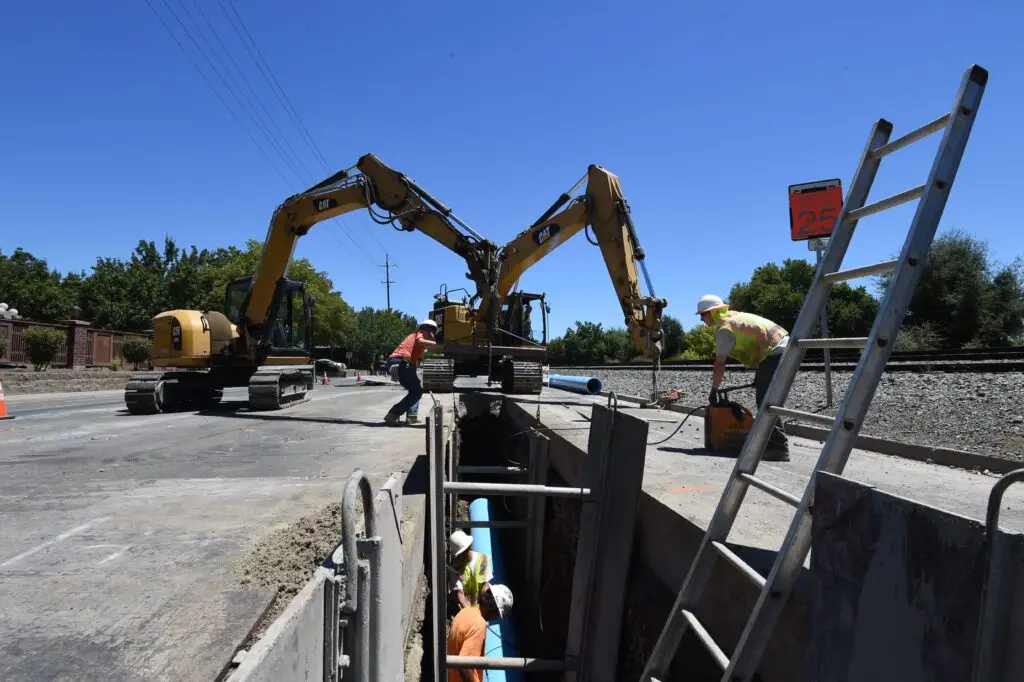 Ghilotti crews lay down water pipe for a civil project in Davis, CA